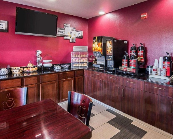 Econo Lodge Inn & Suites Natchitoches image 24